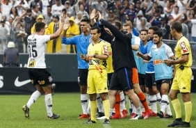 Danilo Avelar comemorando o gol da partida com oda a equipe, pelo Campeonato Paulista