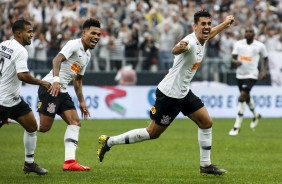 Danilo Avelar comemorando o gol da partida contra o Oeste, no Campeonato Paulista