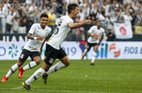 Danilo Avelar comemorando o gol da partida contra o Oeste, pelo Campeonato Paulista