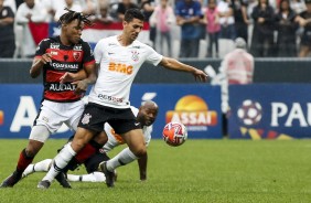Danilo Avelar durante a vitória contra o Oeste, pelo Campeonato Paulista