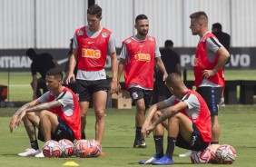 Elenco reunido no treino da manh desta segunda-feira no CT