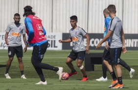 Fabrício Oya no treino da manhã desta segunda-feira no CT