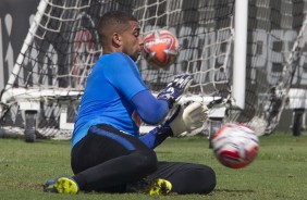 Goleiro Filipe treina na manh desta segunda-feira