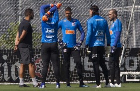 Goleiros corinthianos no treinamento de hoje no CT Joaquim Grava