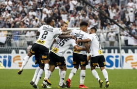 Jogadores comemorando o gol da partida contra o Oeste, pelo Campeonato Paulista