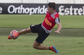Mateus VItal no treino da manhã desta segunda-feira no CT