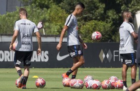 Richard treina com companheiros no CT Joaquim Grava nesta segunda-feira