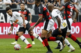 Vagner Love e Junior Ursodurante a vitria contra o Oeste, no Campeonato Paulista