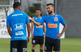 Clayson e Sornoza conversando no treino desta tera-feira no CT