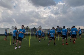 Jogadores durante treino desta terça-feira no CT Joaquim Grava