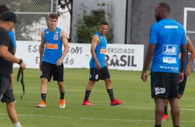 Lucas Piton e Janderson treinaram entre os profissionais nesta terça-feira no CT Joaquim Grava
