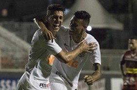 Avelar e Richard comemoram o gol do lateral contra o Ituano, pelo Paulisto