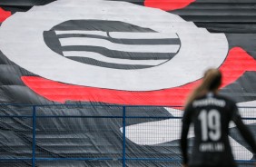 Bandeiro no jogo do Corinthians Feminino contra o Santos, pelo Brasileiro