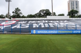 Bandeiro #RespeitaAsMinas no jogo contra o Santos, pelo Brasileiro Feminino