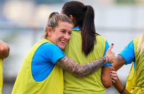 Cacau no treino das meninas do Corinthians Futebol Feminino