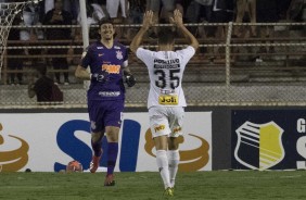 Cássio e Avelar se cumprimentam após o lateral marcar o gol da vitória contra o Ituano