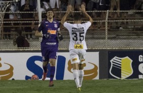 Cssio e Avelar se cumprimentam aps o lateral marcar o gol da vitria contra o Ituano