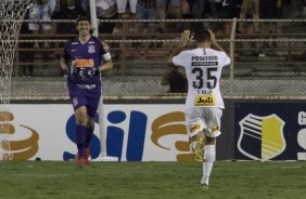 Cássio e Danilo Avelar em partida contra o Ituano, pelo Paulistão 2019