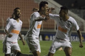 Clayson, Avelar e Richard comemoram o gol do lateral contra o Ituano