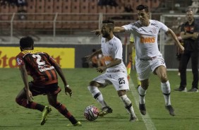 Clayson e Avelar durante jogo contra o Ituano, pelo Campeonato Paulista