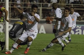 Fabrcio Oya e Danilo Avelar no momento em que o lateral anotou contra o Ituano