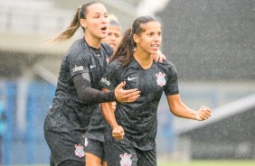 Crivelari comemora com Millene o gol do Corinthians contra o Santos, pelo Brasileirão Feminino
