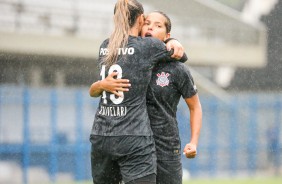 Giovanna Crivelari comemora com Millene o gol contra o Santos