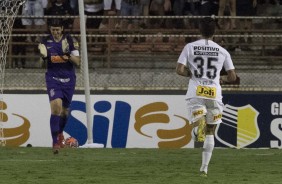Goleiro Cássio e lateral Danilo Avelar em partida contra o Ituano