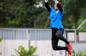 Lelê pula alto para fazer defesa durante treino do Corinthians Futebol Feminino