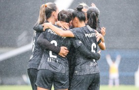 Meninas do Corinthians Futebol Feminino comemoram o gol de Millene, contra o Santos