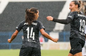 Millene e Crivelari no jogo contra o Santos, pelo Brasileirão Feminino