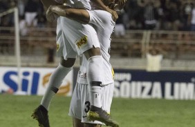 Pedrinho e Danilo Avelar comemorando o gol do lateral contra o Ituano