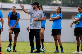 Tcnico Arthur Elias passa instrues para meninas do Corinthians Futebol Feminino nesta