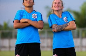 Victória e Cacau no treino das meninas do Corinthians Futebol Feminino
