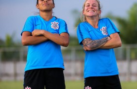 Victria e Cacau no treino das meninas do Corinthians Futebol Feminino