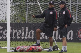 Comisso tcnica durante o treino desta quinta-feira no CT