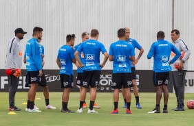 Elenco do Corinthians treina para encarar a Ferroviária