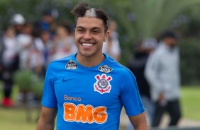 Roni passa pelo trote no CT do Corinthians