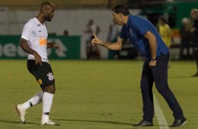 Carille instrui Vagner Love no jogo contra a Ferroviária, pelo Campeonato Paulista