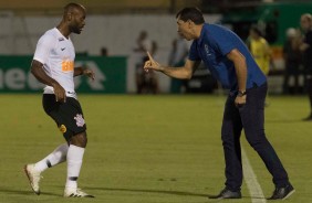 Carille instrui Vagner Love no jogo contra a Ferroviria, pelo Campeonato Paulista