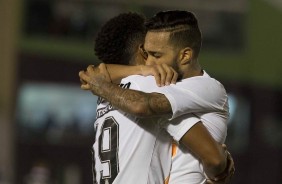 Clayson e Gustavo comemoram o gol do artilheiro contra a Ferroviária, pelo Paulistão