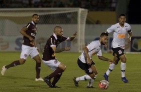 Clayson e Ralf no jogo contra a Ferroviria, pelo Campeonato Paulista