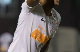 Gustavo durante jogo contra a Ferroviária; atacante anotou o gol do Timão