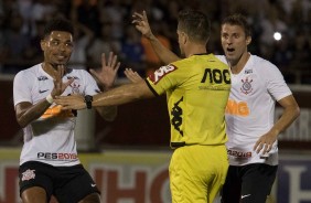 Júnior Urso e Henrique questionam o juíz na partida contra a Ferroviária, na Fonte Luminosa