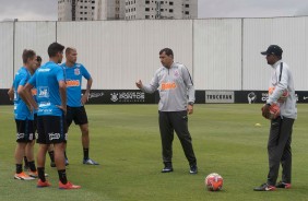 Tcnico Fbio Carille passa orientaes aos jogadores