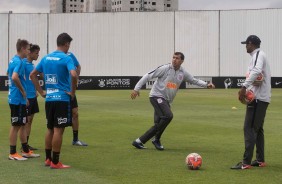 Tcnico Fbio Carille passa orientaes aos jogadores para duelo contra a Ferroviria