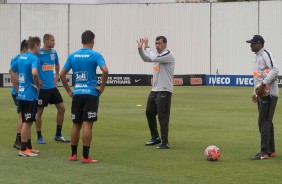 Tcnico Fbio Carille no treino do Corinthians com foco na Ferroviria