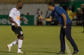 Vagner Love recebe instruções de Carille durante jogo contra a Ferroviária