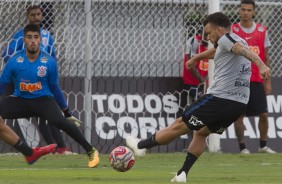 André Luís chuta contra o gol de Diego durante o treino desta segunda-feira