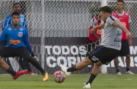 Andr Lus chuta contra o gol de Diego durante o treino desta segunda-feira